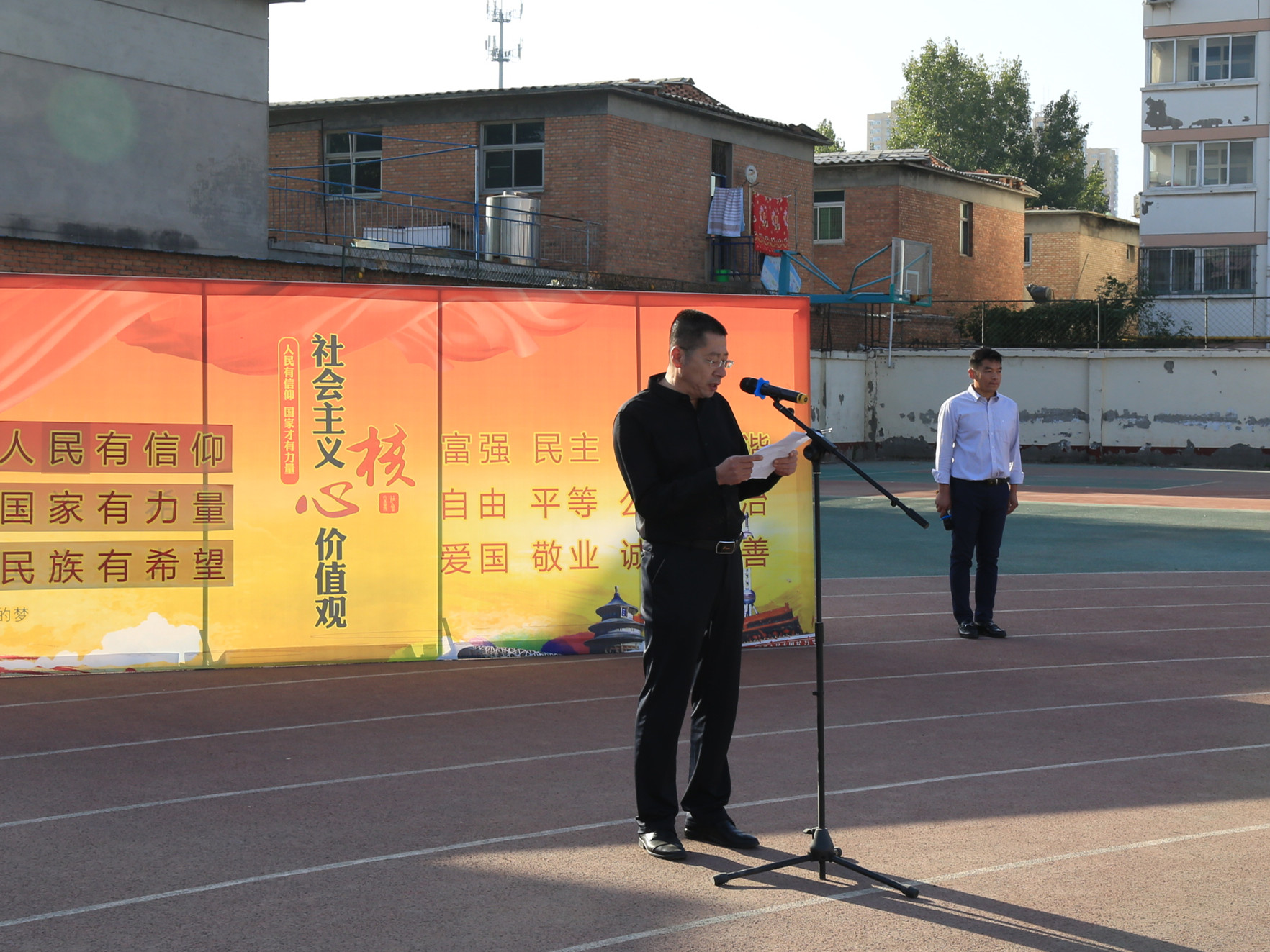 秦校長(zhǎng) 迎國慶國旗下講話