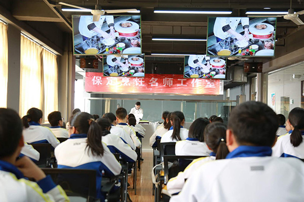 保師附校學(xué)生到“烹飪名師工作室”開(kāi)展廚藝培訓(xùn)課