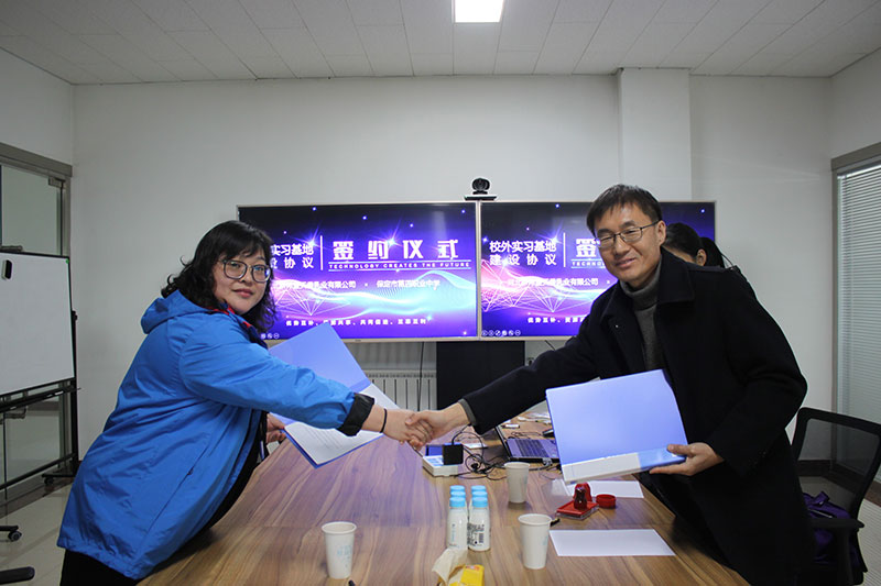 “一位畢業(yè)生牽動(dòng)校企兩家單位” ——保定市第四職業(yè)中學(xué)與河北新希望天香乳業(yè)集團(tuán)簽署校企合作
